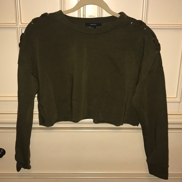 Forever 21 Tops - Cropped forever 21 sweater